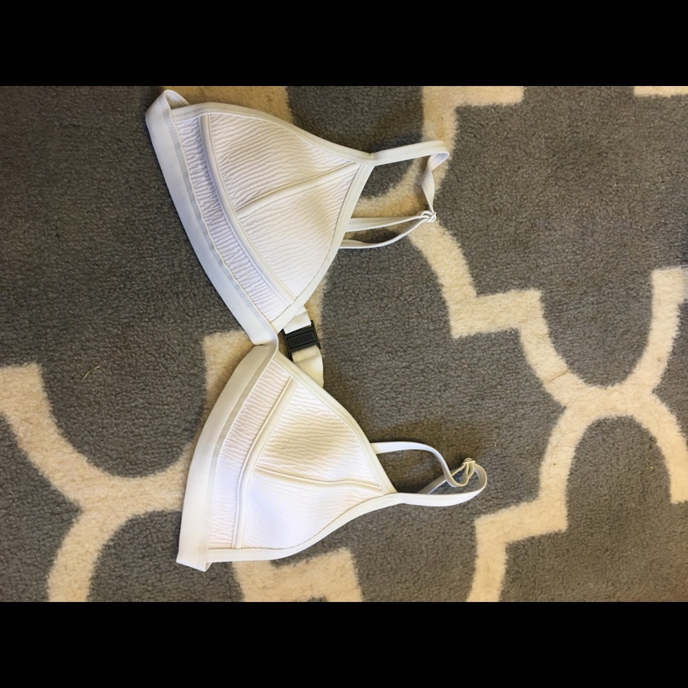 WHITE TRIANGL TOP